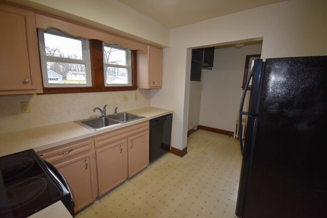 Building Photo - Spacious Three Bedroom House in Mill Hall!