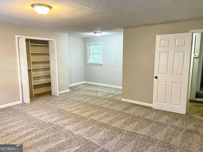 Building Photo - 415 Hillsdale Dr
