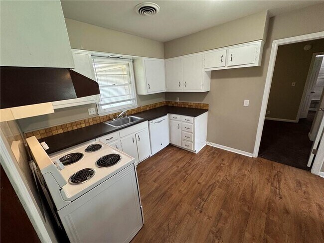 Building Photo - 5855 Woodvale Dr