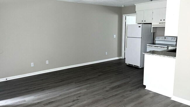 Building Photo - Holiday Special - Dont miss out Call and get it!