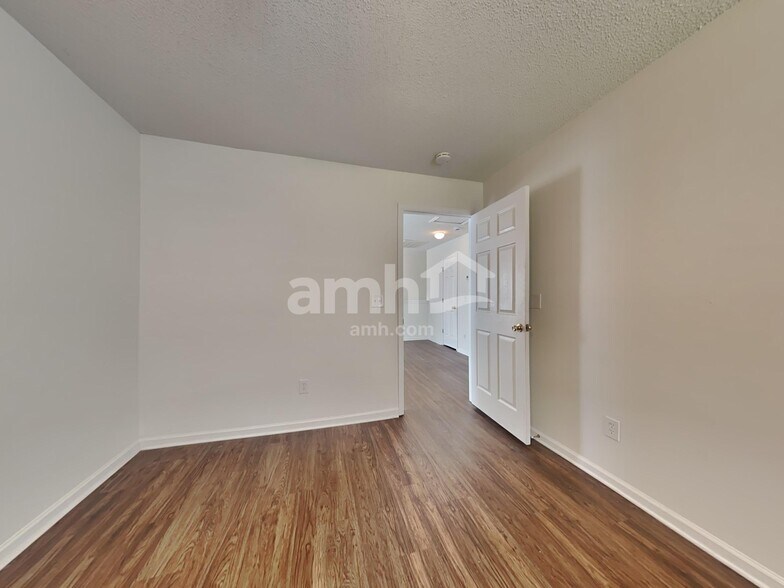 Building Photo - 4987 Harthill Ave