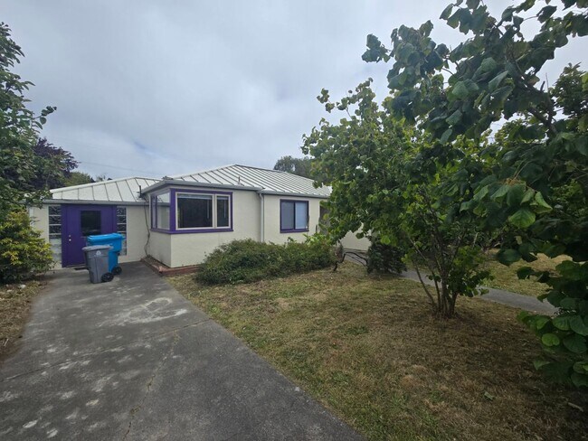 Building Photo - 4BD/2BA Eureka home close to schools, medical services