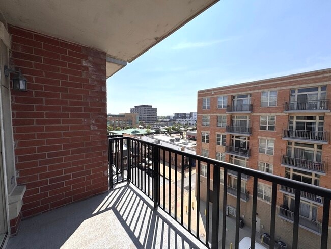 Building Photo - 656 Pearson St