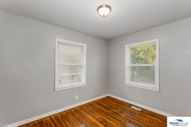 Building Photo - Fully Updated 2 Bed 1 Bath - Pet Friendly!