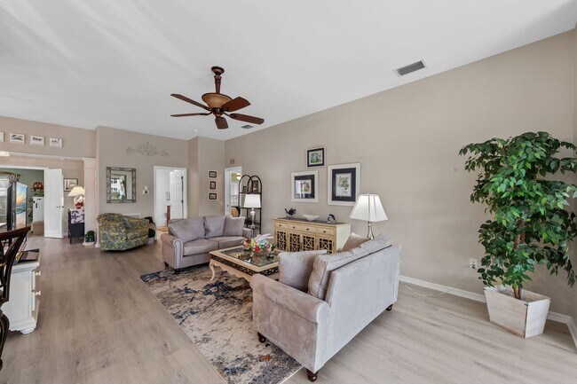 Building Photo - Rarely available Pool villa in Colonial Country Club!