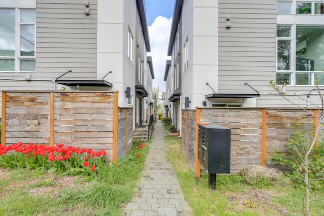 Building Photo - 128A W Florentia St