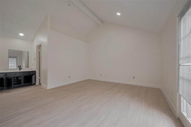 Building Photo - 15934 Barbarossa Dr