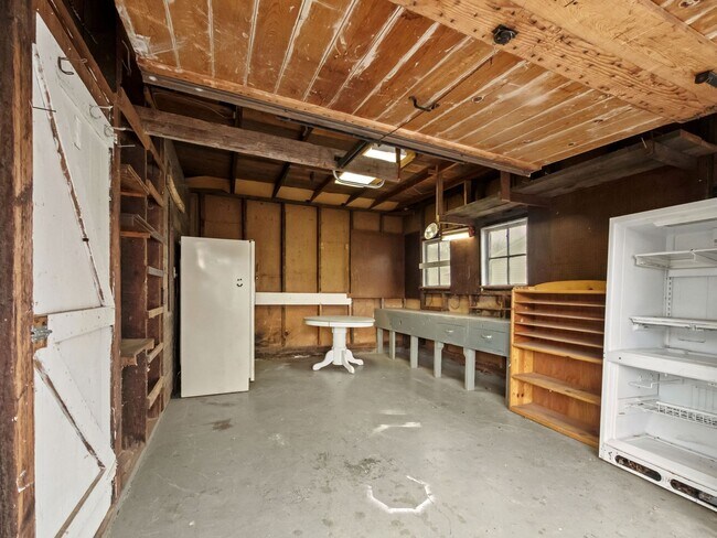 Building Photo - Peaceful northside home