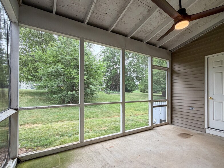 Building Photo - 425 Deerfield Dr