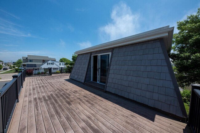 Building Photo - 3201 Bayland Dr