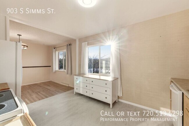 Building Photo - 903 S Simms St