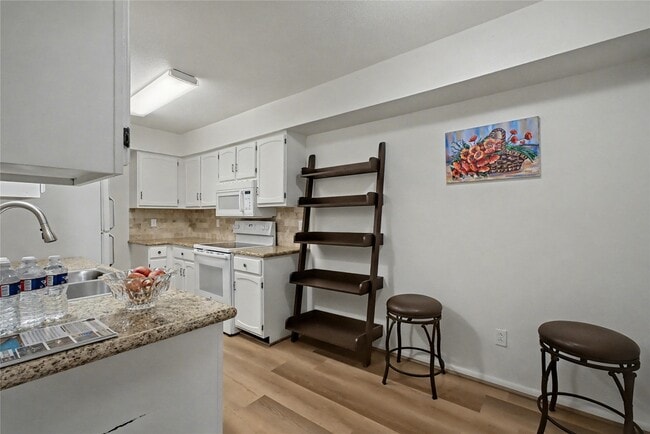 Building Photo - 357 N Post Oak Ln