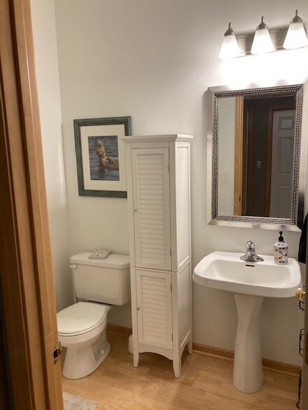 Building Photo - 1510 Zarthan Ave S. #105