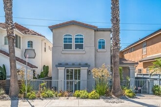 Building Photo - 505 N Cedros Ave