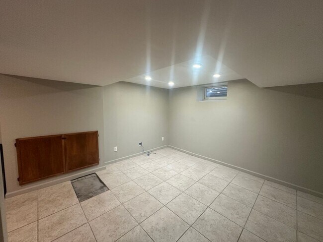 Building Photo - Beautifully Preserved 4 Bed | 2 Bath House in Saint Paul