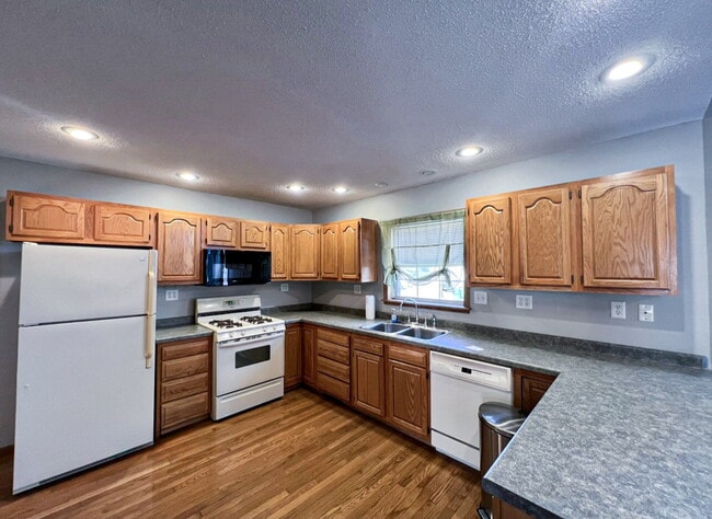 Building Photo - 402 S Illinois St