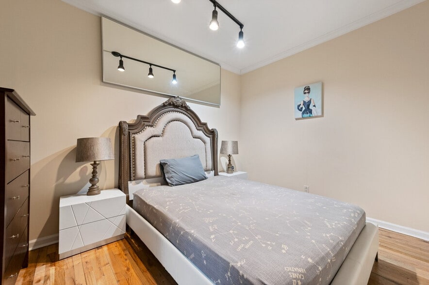 Building Photo - 221 E 50th St