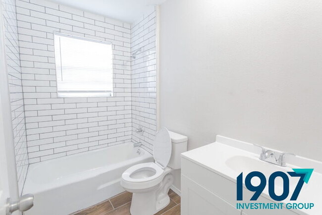 Building Photo - Stunning, Fully Remodeled 3-Bed, 2-Bath Ho...