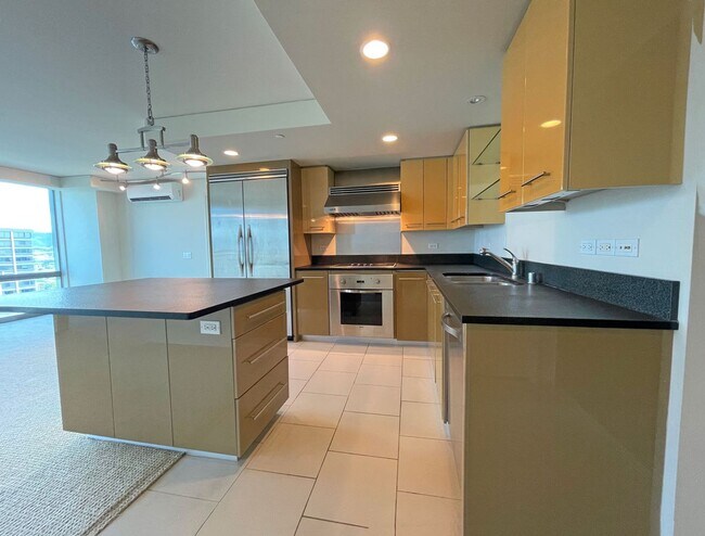 Building Photo - Capitol Place - High Floor!