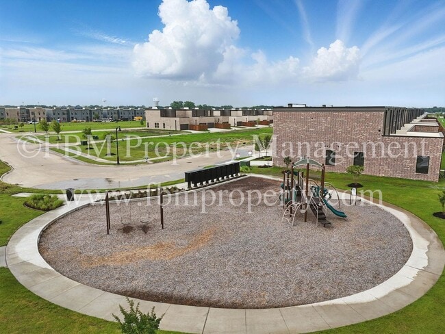 Building Photo - 2113 Luna Dr