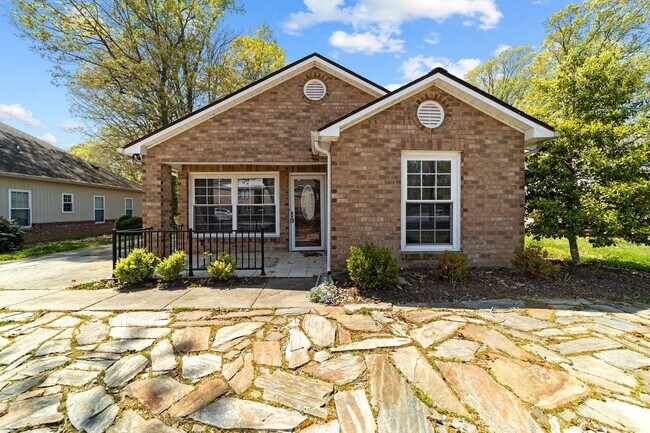Primary Photo - Spacious 3 Bedroom, 2 Bath with huge livin...