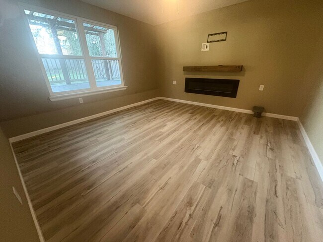 Building Photo - Charming Puyallup Home – Spacious & Updated