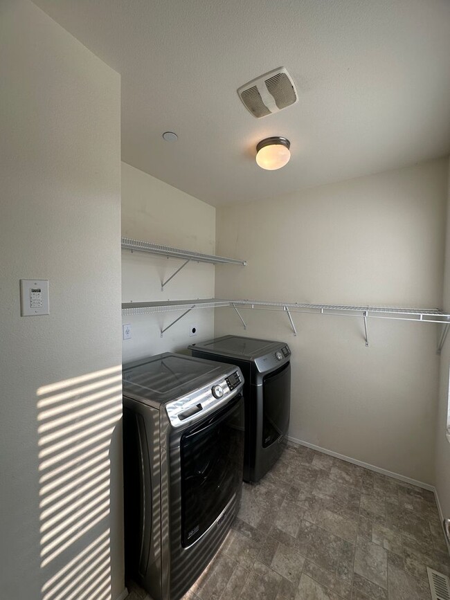 Building Photo - 1645 Sinclair Dr