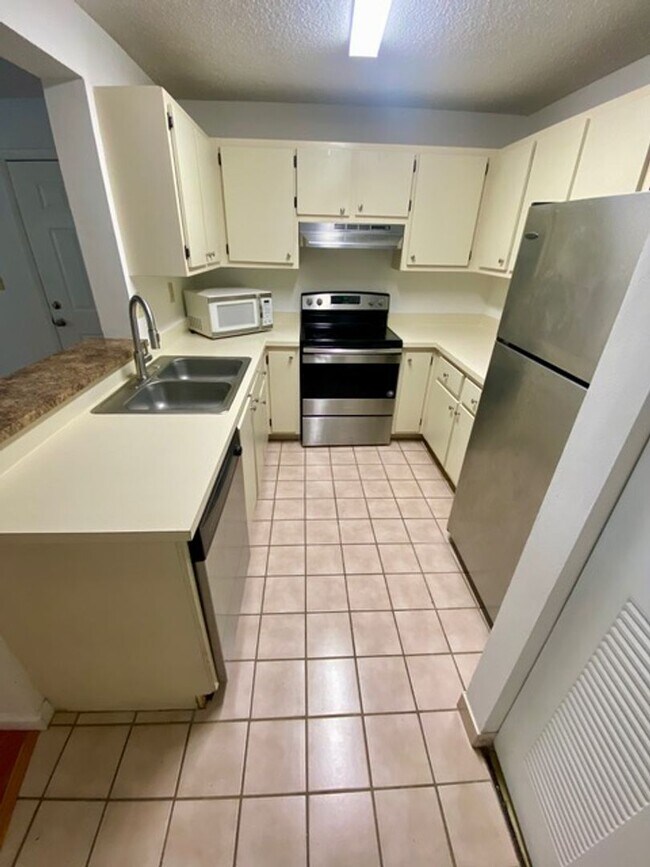 Building Photo - 351 Palm Way