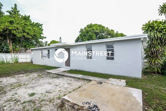 Building Photo - 4 Bedroom Pet-Friendly Home in Miami, FL w...