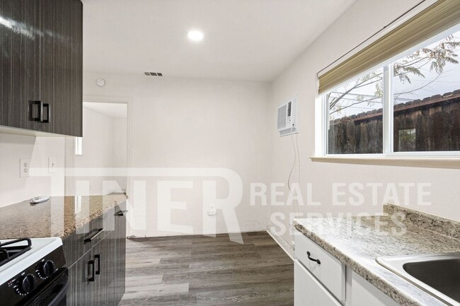 Building Photo - 2922 Walnut Ave