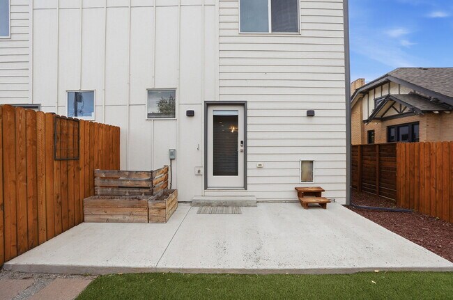 Building Photo - $3,940.95 - 3 Bed, 2.5 Bath Townhome In Denver with Central AC and Outdoor Space!