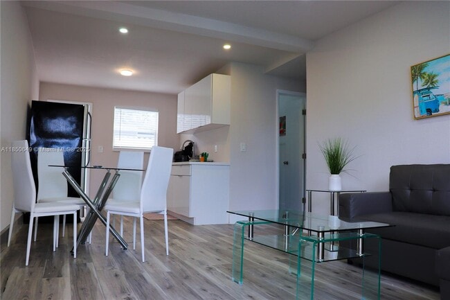 Building Photo - 305 Phippen Waiters Rd