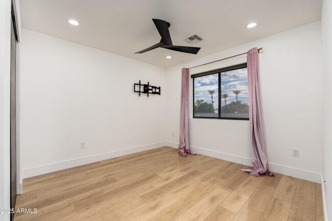 Building Photo - 4421 E Earll Dr