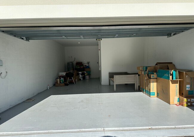 Building Photo - Spacious 4 bedroom 2.5 Bath, Fully Furnish...