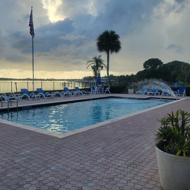 Building Photo - 825 Center St