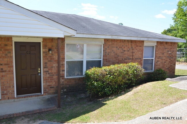 Building Photo - 2 Bedroom Duplex - Section 8 OK!