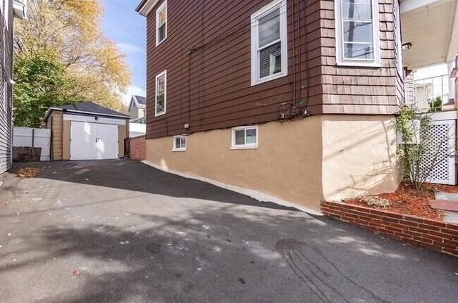 Building Photo - 40 Gledhill Ave