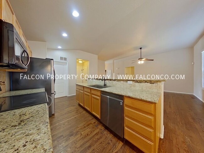 Building Photo - 6070 San Mateo Dr