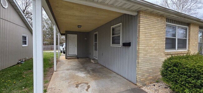 Building Photo - 2 Bedroom House close to Hospitals!  $895