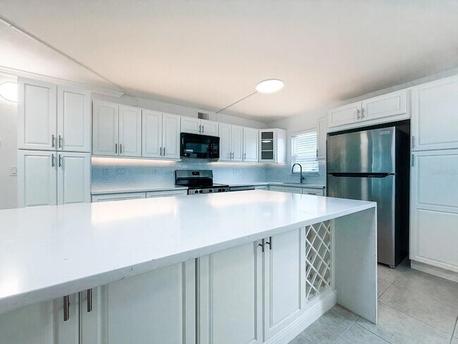 Building Photo - 7625 Sun Island Dr S