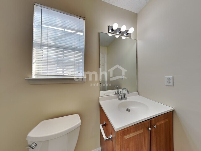 Building Photo - 271 Village Dr