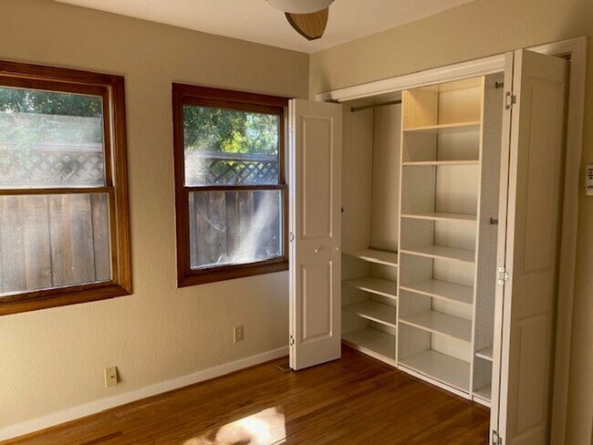 Building Photo - Charming home in great location