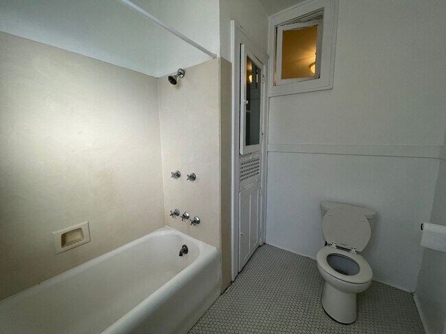 Building Photo - Live on Audubon Park! Top Floor Corner Unit!