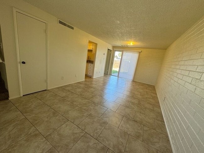 Building Photo - Maryvale 2br townhome