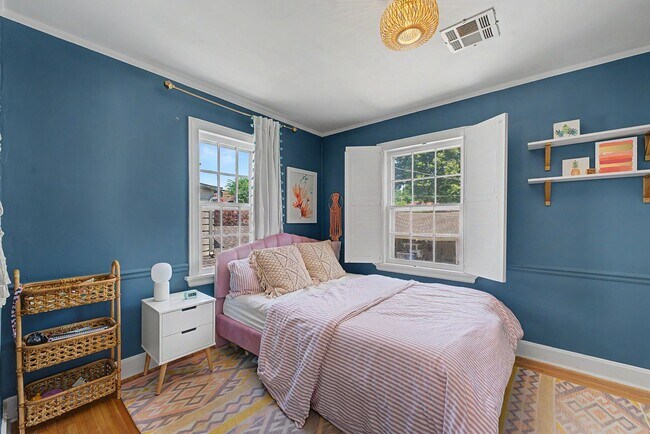 Building Photo - Fully Furnished Maple Ridge Home