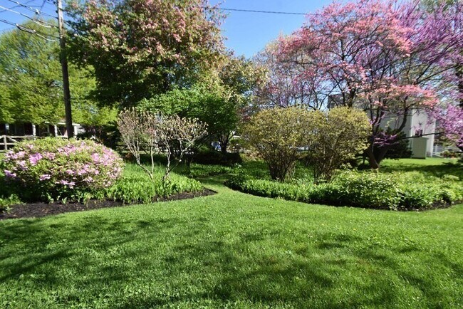 Building Photo - 36 Evergreen Ave