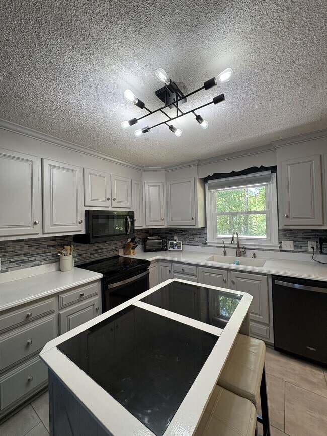 Building Photo - 321 N Valley View Dr