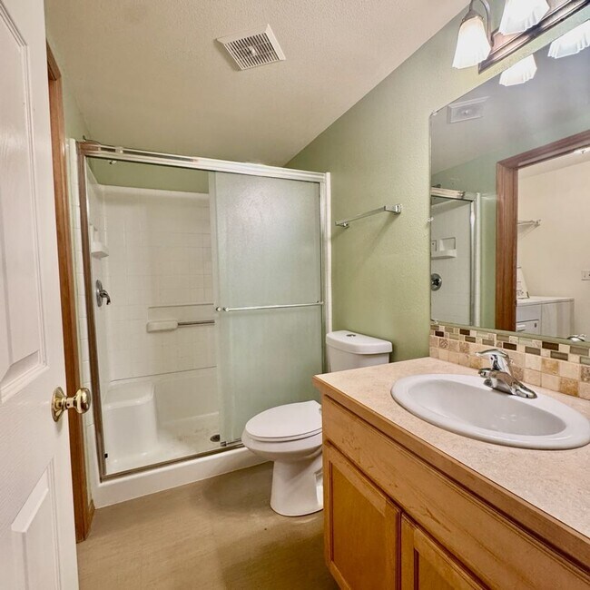Building Photo - Charming 4 bedroom in a great neighborhood!