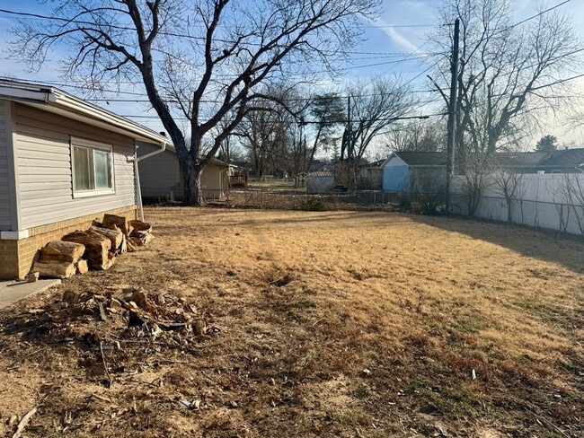 Building Photo - 602 Meadowlawn Dr