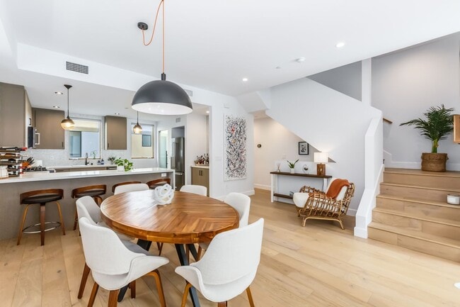 Building Photo - Stunning home in Studio City!